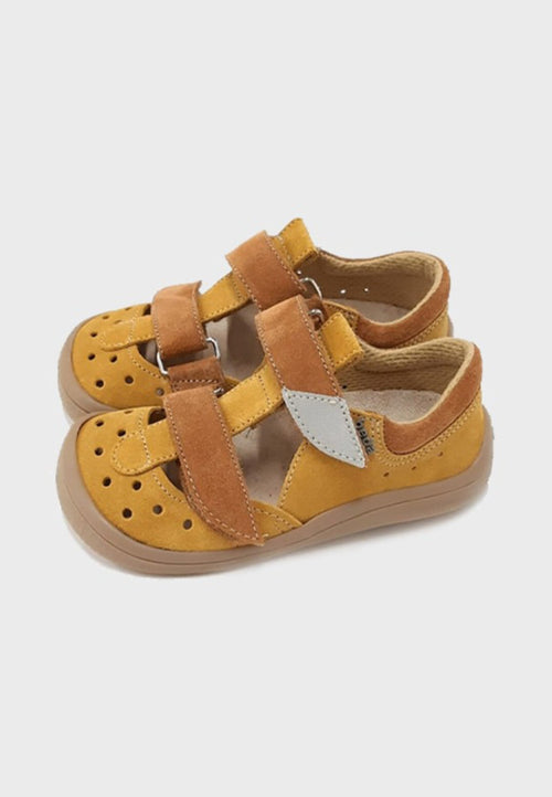 Beda Sandal 